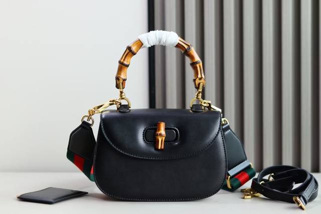 顶级原单 竹节手提包 小号 克色 竹节象征着生生不息的设计传承。这款手袋上的竹节手柄在火焰的炙烤下弯曲成型。这种工艺源自二战后时期的佛罗伦萨手工艺者。 手袋采用