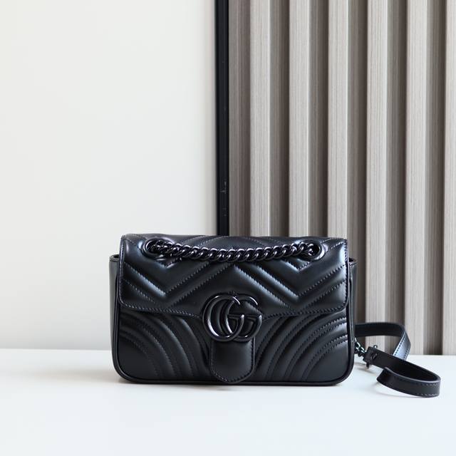 顶级原单 系列迷你手袋 黑枪色 Gg Marmont系列金属链迷你肩背包，结构柔软，超大翻盖点缀双G配件。全新色系采用绗缝V形皮革，搭配配有单色调配件。滑链肩带