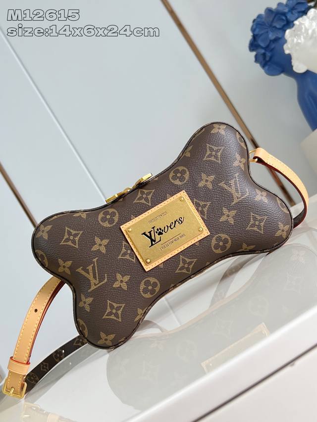 出厂价P 顶级原单 M12615 Bone 迷你手袋选用 Monogram 涂层帆布，于内侧铭牌映现 Pharrell Williams 为上季系列设计的 Lv