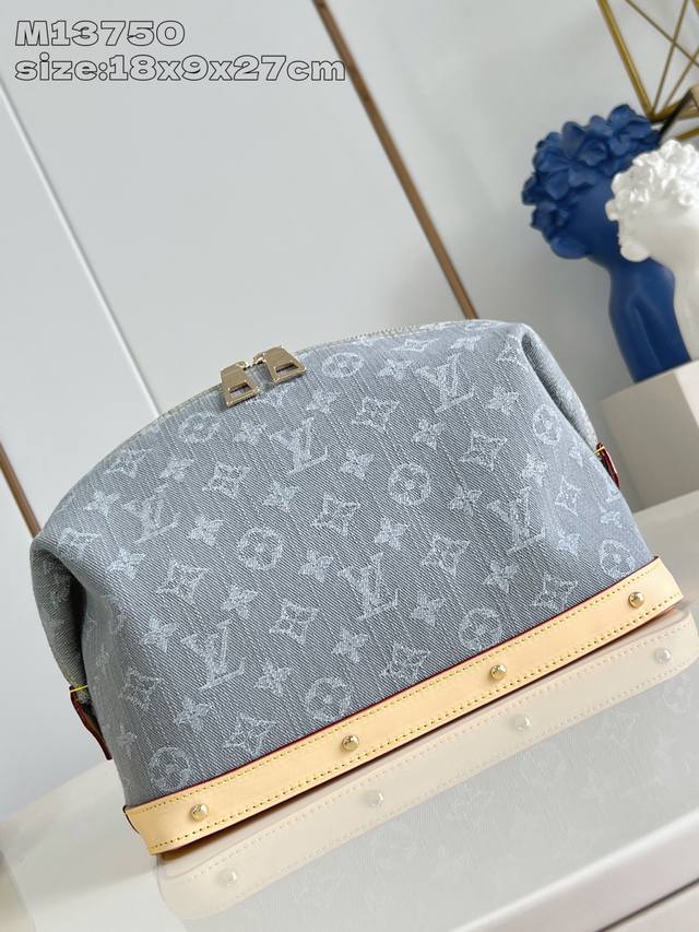 出厂价P 顶级原单 M13750灰 本款大号化妆包为 Monogram Denim 棉布渲染沉稳色调，再以皮革饰边和底部铆钉注入温雅气息。织物内衬方便水洗清洁，