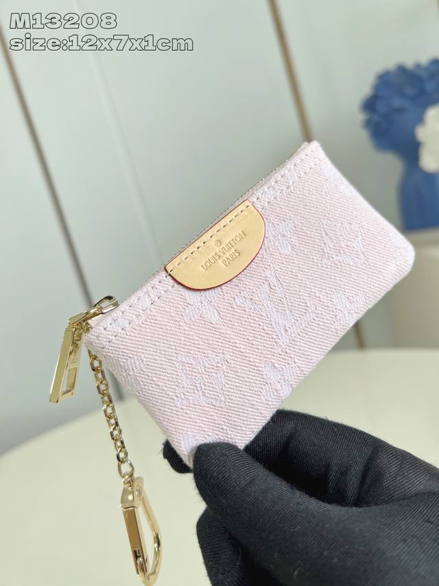 出厂价P 顶级原单 M13208粉 路易威登這款Monogram Denim系列钥匙零錢包採用來季主打的洗水粉紅色設計，既實用又富當代氣息。小巧造型以亮麗的金色
