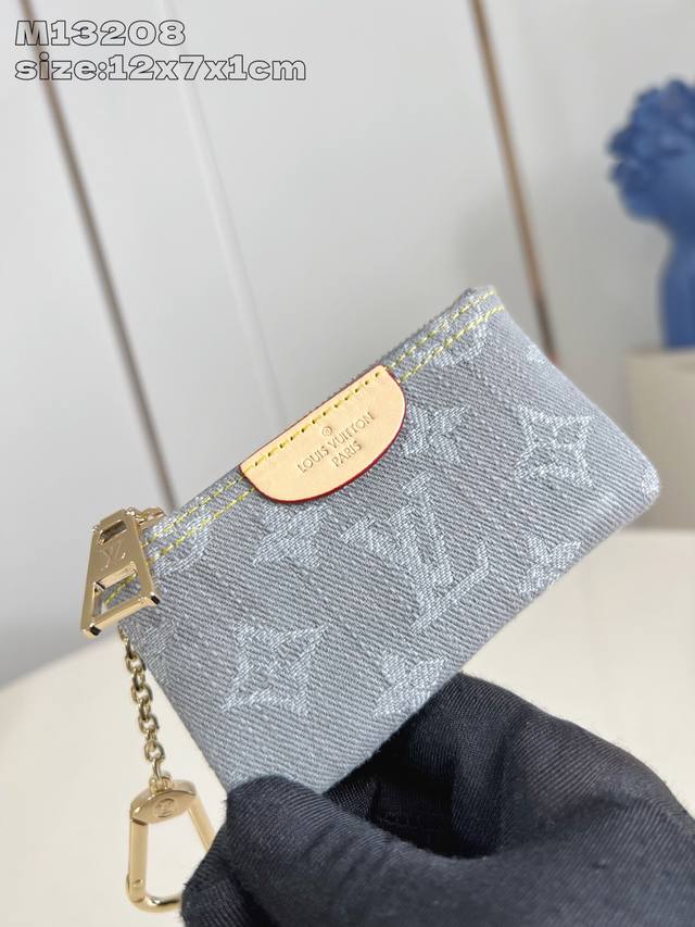 出厂价P 顶级原单 M13208灰 路易威登這款Monogram Denim系列钥匙零錢包採用來季主打的洗水粉紅色設計，既實用又富當代氣息。小巧造型以亮麗的金色