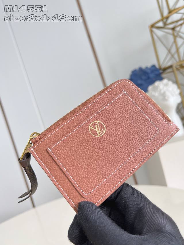 出厂价P 顶级原单 M14551棕 本款 Low Key 卡夹以经典牛皮革搭配做旧金属件。背面卡片夹层及前置收纳袋可轻松归整随身小物。标志性 Lv Circle