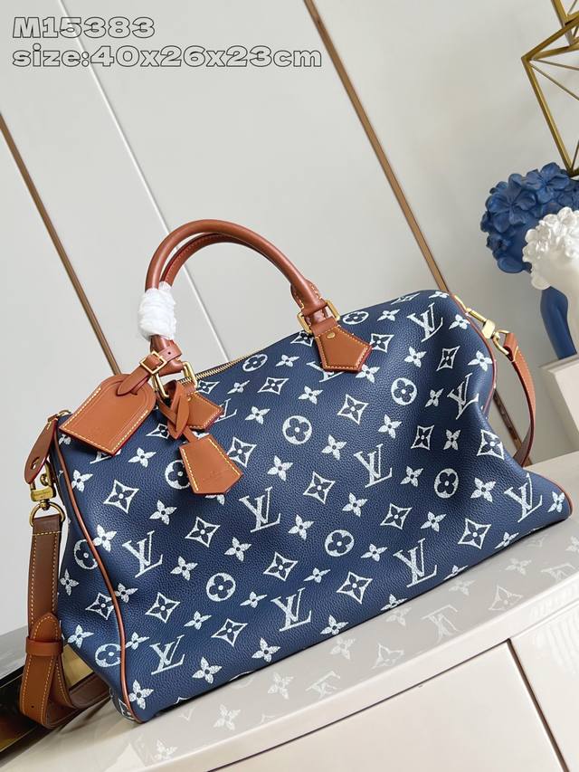 出厂价P 顶级原单 M15383宝蓝 本款 Speedy BandoulièRe 40 Monogram Leather 手袋为柔软粒面牛皮革包裹羊皮革内衬，以