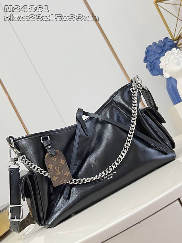 出厂价P 顶级原单 M24861黑 本款 Carryall Cargo Vibe 小号手袋为羊皮革浸染素雅色调，以束带、莹泽金属件和可拆卸链条点睛细节，可轻松融