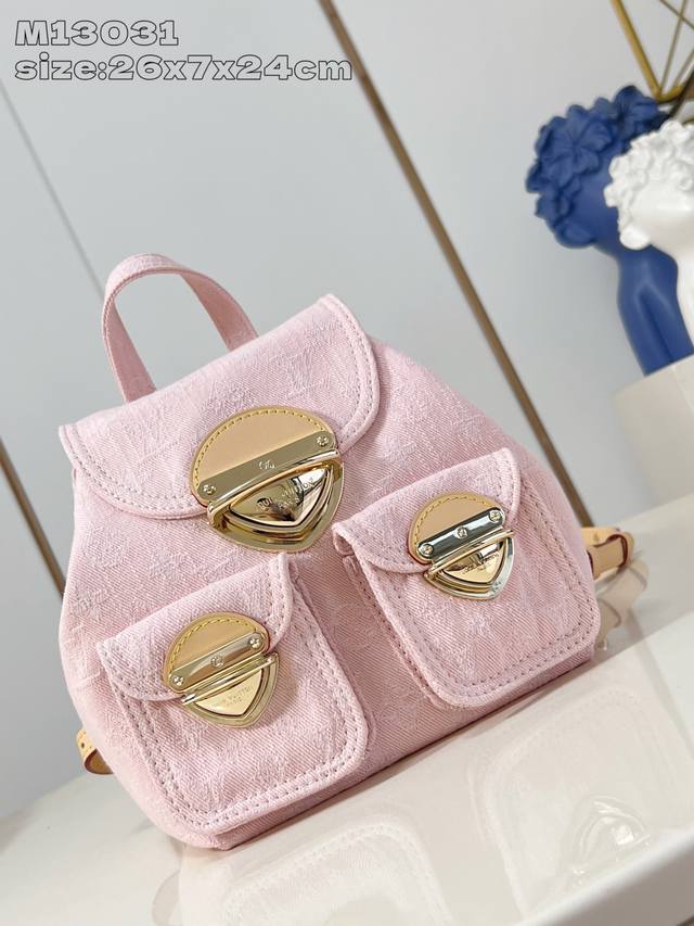 出厂价P 顶级原单 M13031粉 本款 Venice 双肩包携经典 Monogram Denim 图案瞩目回归新季，选用素净棉布铺陈基底，再以精湛水洗工艺营造