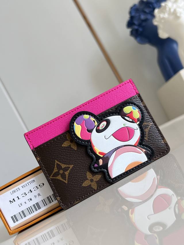 出厂价P 顶级原单 M13439 本款卡夹出自路易威登 X 村上隆再版系列，为 Monogram 图案叠加日本艺术家村上隆笔下的熊猫形象，与上缘的明丽亮彩交相辉