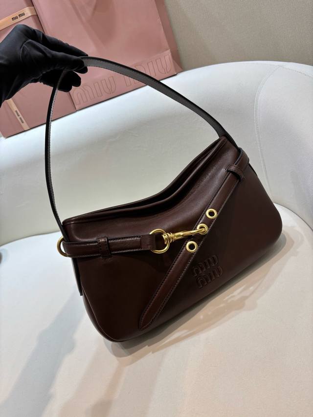 新款5Bc182小号 这款标志款型的灵感启迪下，Aventure手袋变身加大比例绒面皮革单肩包，重新诠释独特造型，彰显百变隽永的本质。可肩背金色五金配件，棉质衬