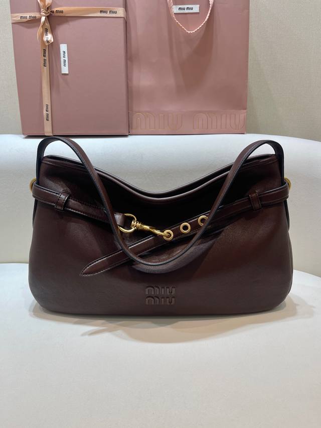 新款5Bc181大号 这款标志款型的灵感启迪下，Aventure手袋变身加大比例绒面皮革单肩包，重新诠释独特造型，彰显百变隽永的本质。可肩背金色五金配件，棉质衬