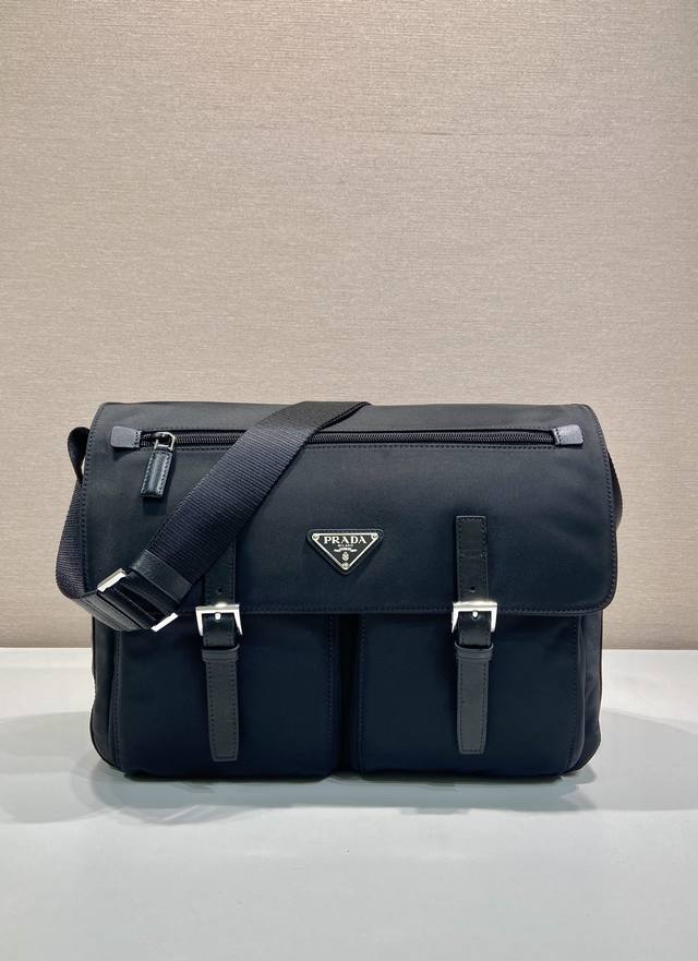 配专柜包装新款邮差包1Bd698 采用进口尼龙布料和小牛皮，可调式织物肩带 不锈钢配件 三角形珐琅徽标铭牌 拉链和搭扣开合 两个外袋，其中一个翻盖拉链袋 两个内