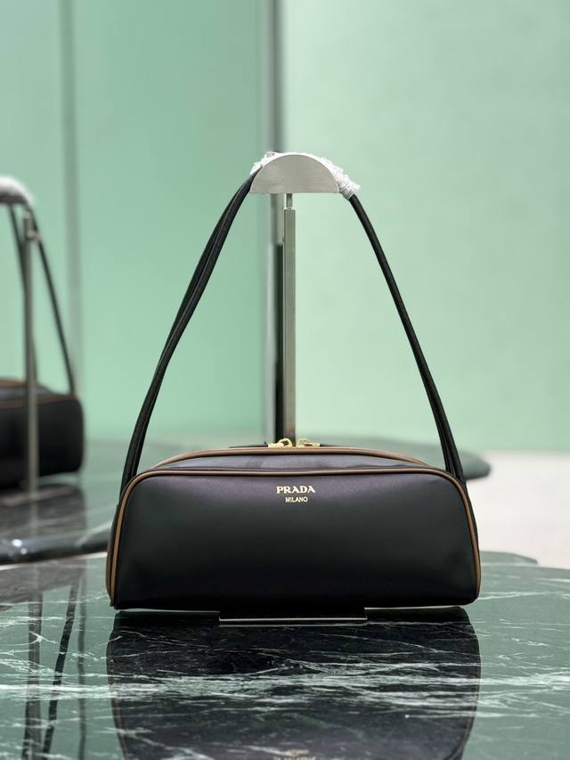 新款保龄球 这款保龄球包袋巧妙融合了经典与现代元素。采用进口牛皮和内配进口羊皮，袋口撞色包边设计，显得格外时尚，拉链开合设计更加实用，字母徽装饰独具特色。 尺寸