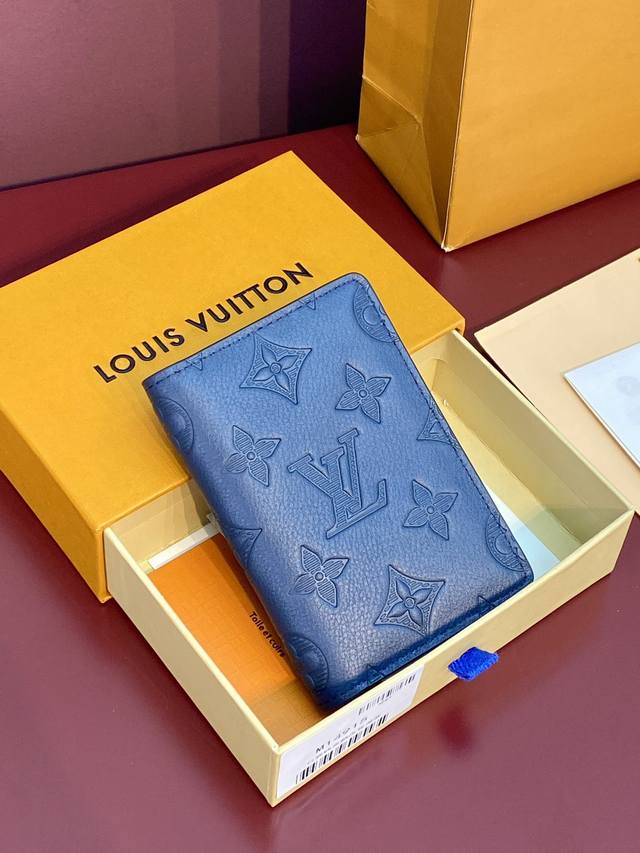 出厂价P M17915 新压花深蓝！ 口袋钱Monogram Shadow小牛皮裁制而成的路易威登口袋钱夹，携带日用物品的优雅之选。饰有经典Monogram压纹