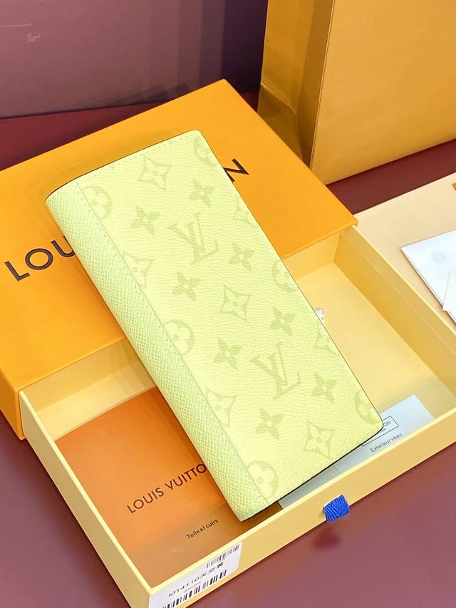 出厂价P M14110 天空黄！Brazza長型錢包以色彩絢麗的Monogram塗層帆布搭配色調相襯的Taga皮革製造。精心設計的內層設有十六個信用卡夾層、拉鏈