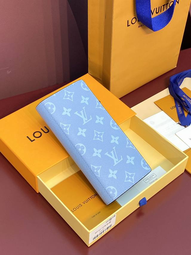 出厂价P M14110 天空蓝！Brazza長型錢包以色彩絢麗的Monogram塗層帆布搭配色調相襯的Taga皮革製造。精心設計的內層設有十六個信用卡夾層、拉鏈