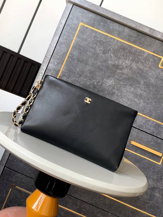 ohanel 24K手拿钻石手链包，谁看了不心动啊金色小双C和黑金的肩带链条设计，造型小巧精致，简直让人一见倾心哇～～手指包的容量放下钥匙粉饼大手机充电宝等等都