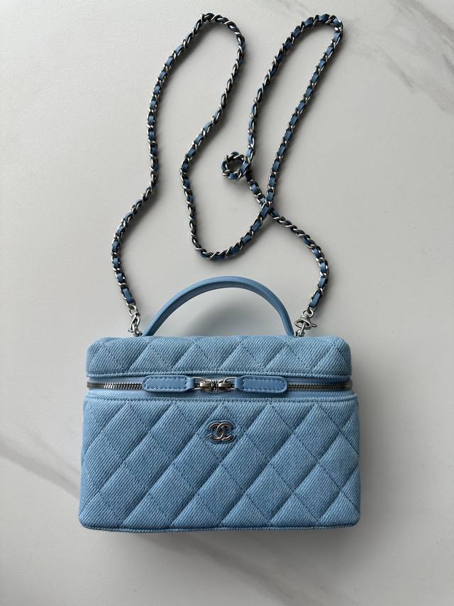 品牌:Chanel型号:A P5700简介:原单质量，经典之作，华丽与气质的前沿，是你意想不到的尊贵。皮种:原单牛仔丹宁蓝，里配原版布。五金:原版五金配制尺寸: