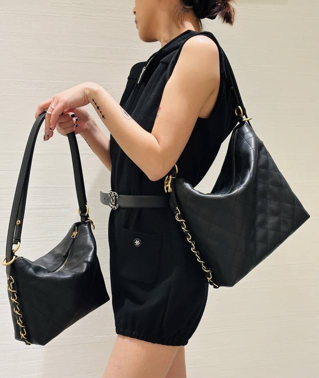 原厂皮 现货25S Hobo真的好爱 一包三用 中号慵懒十足！把背带拉近就可以瞬间变成双肩包背带放松就可以变单肩Hobo，灵动肩带设计真的太棒了，包包正面简约大