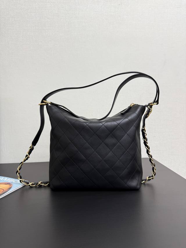 原厂皮 现货25S Hobo真的好爱 一包三用 中号慵懒十足！把背带拉近就可以瞬间变成双肩包背带放松就可以变单肩Hobo，灵动肩带设计真的太棒了，包包正面简约大