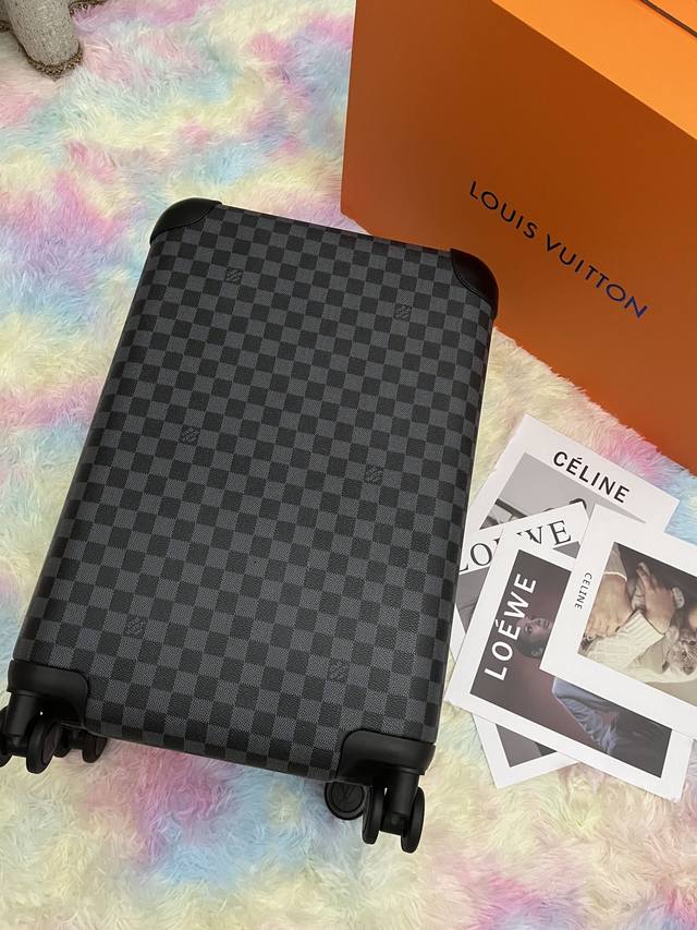 全新 Horizon 拉杆箱以个性创意革新路易威登的传奇经典，为标志性 Monogram 帆布点缀旅行贴饰，追溯品牌传统行李箱的设计风尚。皮革边角保护和超大外置