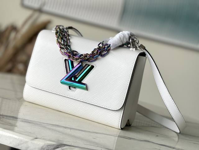 顶级原单 M22029 白色 本款 Twist 中号手袋取材 Epi 粒面皮革，为 Twist 扭锁和手提链条渲染金龟子般的莹泽虹彩。将部分链条衔接于皮革肩带，