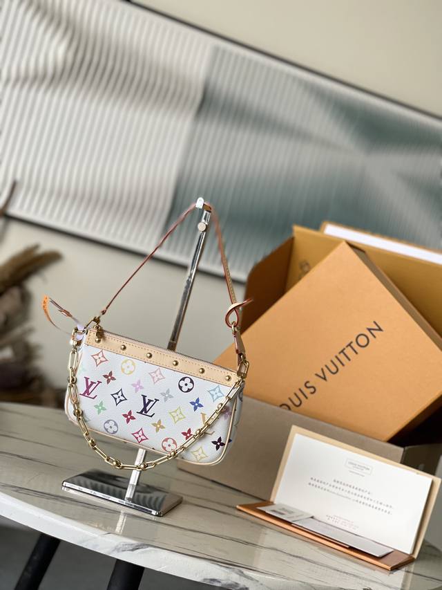 顶级原单M13404 本款Pochette Accessoires手袋取材涂层帆布,以缤纷Monogram图案演绎路易威登×村上隆跨界合作系列的灵动格调。牛皮革 顶级原单M13404 本款Pochette Accessoires手袋取材涂层帆布,以缤纷Monogram图案演绎路易威登×村上隆跨界合作系列的灵动格调。牛皮革