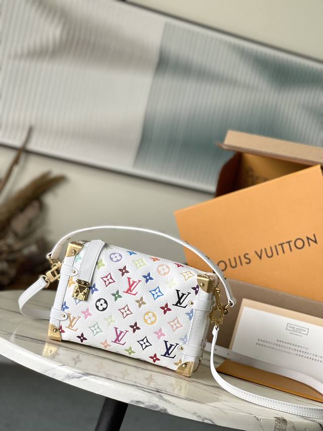 头层皮 顶级原单M14046 本款Side Trunk中号手袋以谐趣Monogram图案道出X村上隆再版系列的灵动格调,为柔软牛皮革融入加固金属包角和标志性S- 头层皮 顶级原单M14046 本款Side Trunk中号手袋以谐趣Monogram图案道出X村上隆再版系列的灵动格调,为柔软牛皮革融入加固金属包角和标志性S-