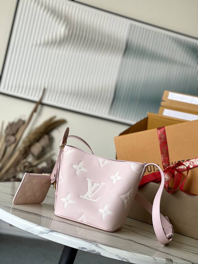 头层皮 顶级原单M13453 粉色 本款Alinbb手袋将摩登设计理念融于优雅轮廓与充裕空间之中。Monogram Empreinte皮革匠心塑造简约水桶包结构