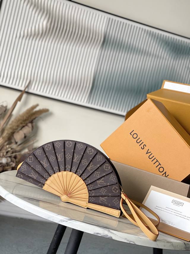 顶级原单M14804 Lvfan手袋取材Monogram帆布，以别致设计亮相2025春夏秀场，成就收藏家之选。皮革之上点缀Monogram花卉细节，手提或肩背皆