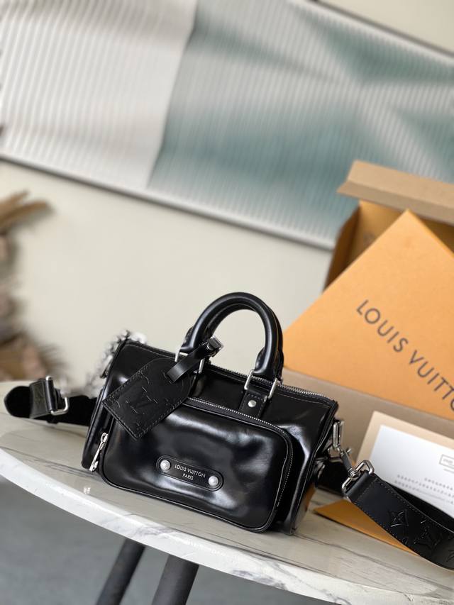 头层皮 顶级原单M13988 本款Keepal Cargo Bandouliere 25手袋取材亮面牛皮革，以优雅内的都市设计传递Pharrel Wiliams