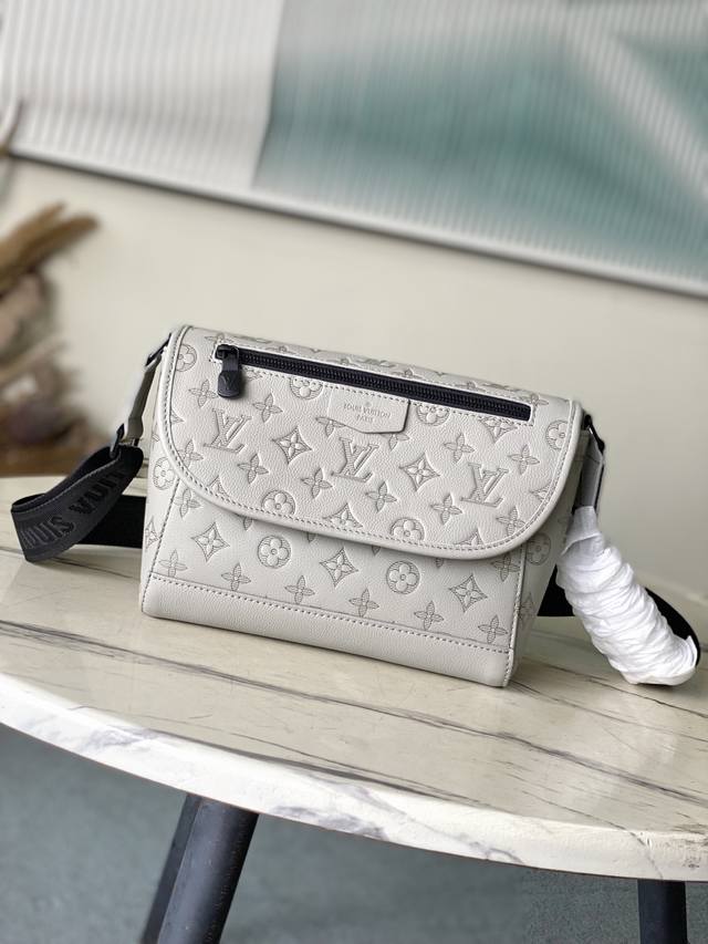 头层皮 顶级原单 M14912 本款Pulse邮差包采用Monogram Shadow压纹牛皮革和考究金属件点亮运动形，再为翻盖上下搭配拉链袋。可调节织物肩带实