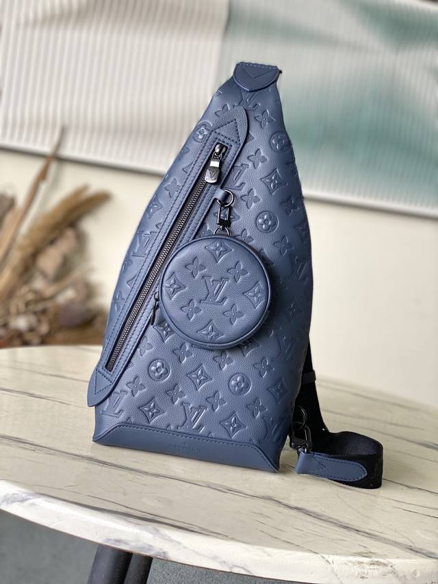 头层皮 顶级原单 M24467 深蓝色 Monogram Shadow Jm压花小牛皮为独特的Duo Slingbag带来了阳刚的精致。这款包不寻常的形状和可拆