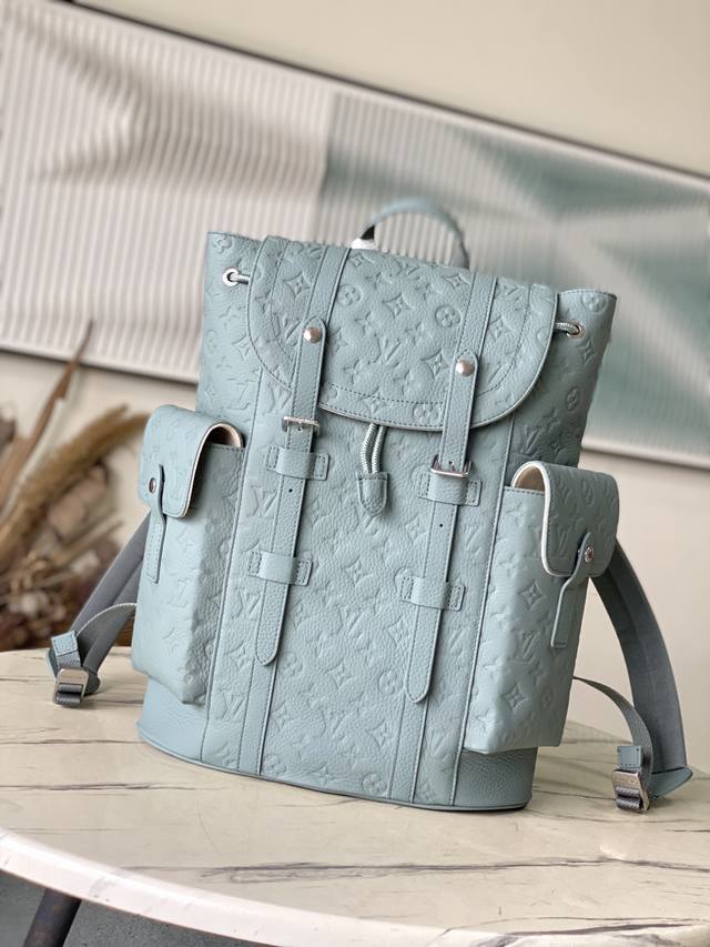 头层皮 顶级原单 M13863 本款Christopher中号双肩包为粒面Taurllon牛皮革压印Monogram图案，以按扣和抽绳开合实现稳妥收纳。宽敞内里