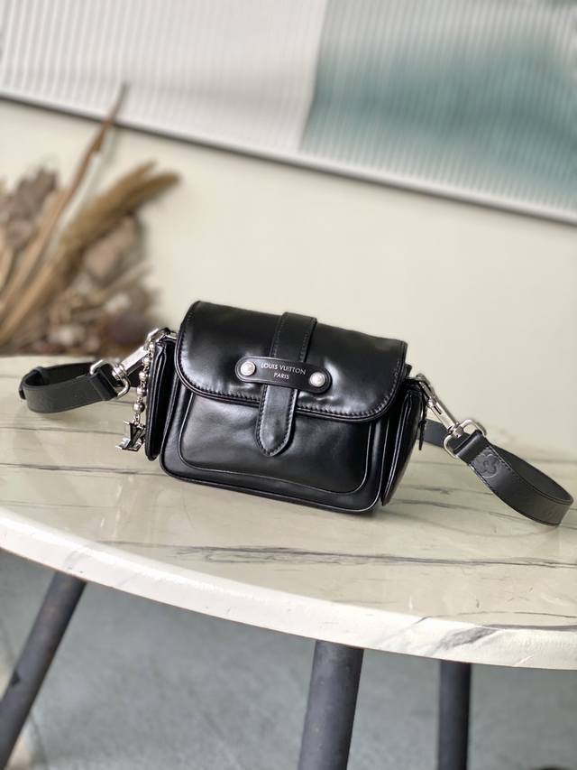 头层皮 顶级原单 M13989 本款Cargo迷你手袋以柔软牛皮革展露松弛魅力，再令表面跃动锦纶般的优雅莹泽。侧面Lv字母装饰垂坠于珠链之下。尺寸：23 × 1