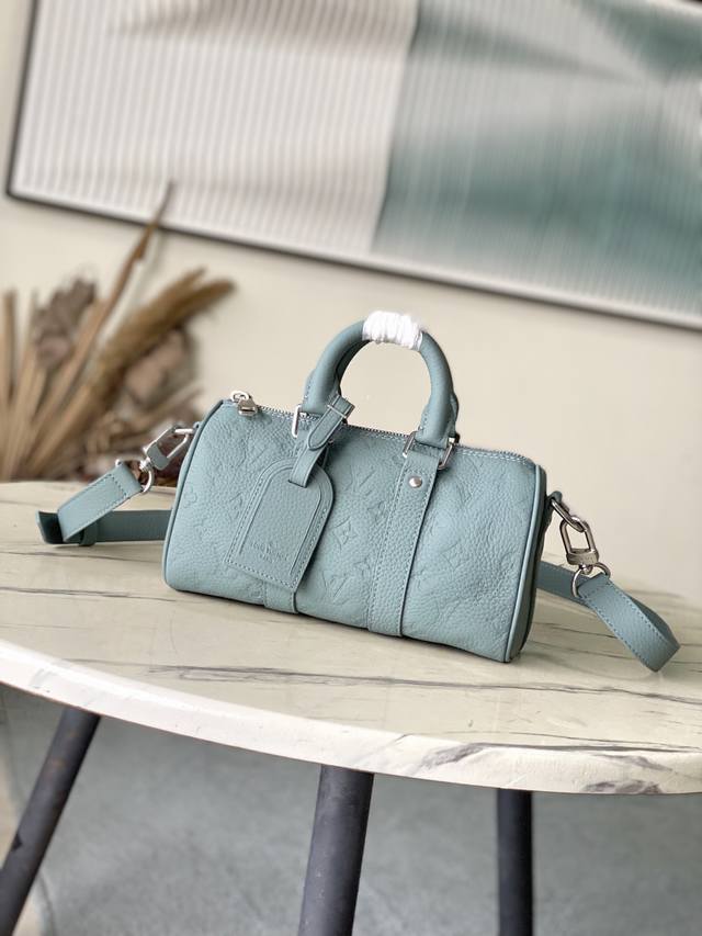 头层皮 顶级原单 M13866 本款Keepall Bandouliere 25 手袋为Taurillon 牛皮革压印Monogram图案，考究配色与做旧金属件