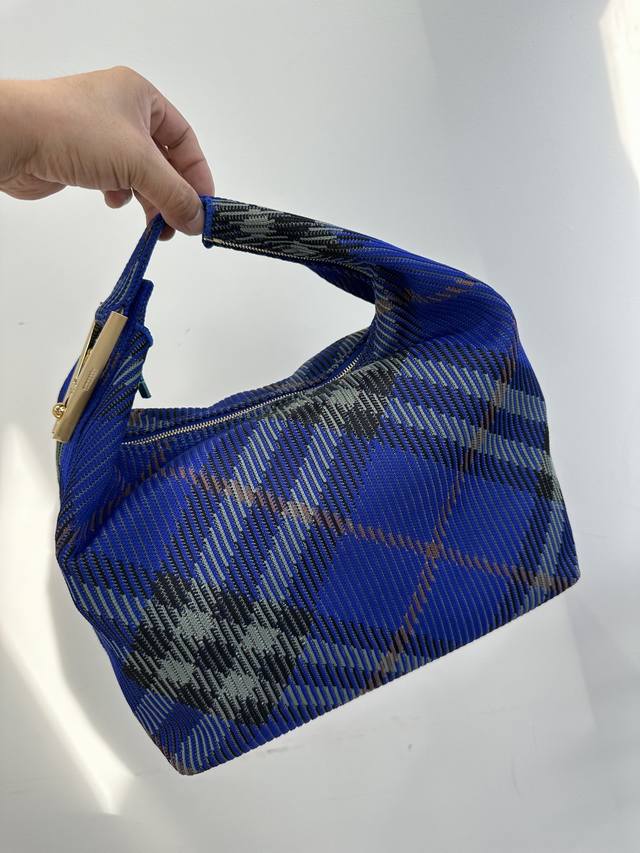 大号 B家纯原柔软立挺夹子包 于意大利针织打造,装饰 Bur格纹。质地轻盈,采用无内付设计。衣夹造型挂扣镌刻 Bur 徽标,可轻松固定弧形顶页部提柄。 拉链开合 大号 B家纯原柔软立挺夹子包 于意大利针织打造,装饰 Bur格纹。质地轻盈,采用无内付设计。衣夹造型挂扣镌刻 Bur 徽标,可轻松固定弧形顶页部提柄。 拉链开合