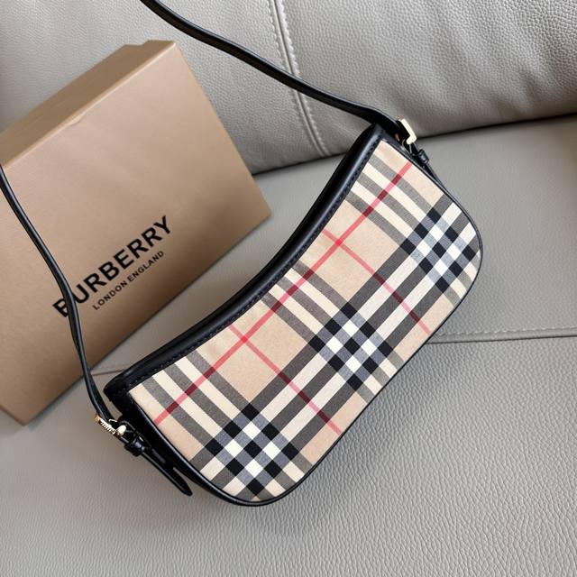 b家纯原Sling格纹印花手提包腋下包，包身选用品牌Vintage复古格纹环保帆布+光滑的意大利鞣制牛皮包边打造，外层是老花材质，耐磨耐用，底部皮质柔软光泽，材