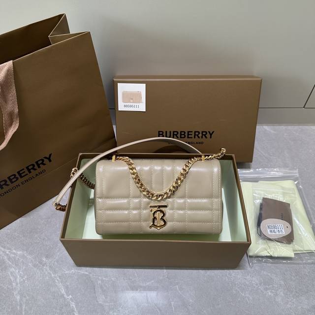 b家最新精巧别致萝纳包，设计灵感源自品牌标志性格纹，装饰Tb专属标识 配可调节链条拼羔羊皮肩背带 斜跨 单肩尺寸 23 X 6X 13