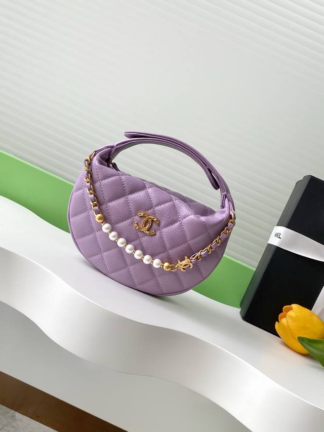 25S黑金珍珠链条呼啦圈球纹皮更是火爆到不行 实物也超级好看百搭，非常可爱高贵 手感也很好哦！超级推荐 款号A P5960 尺寸16-16-5.5 配包装