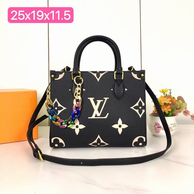m46373独家实拍！本款 Onthego 小号手袋拼合 Monogram 和 Monogram Reverse 帆布，Monogram Giant 图案点缀其