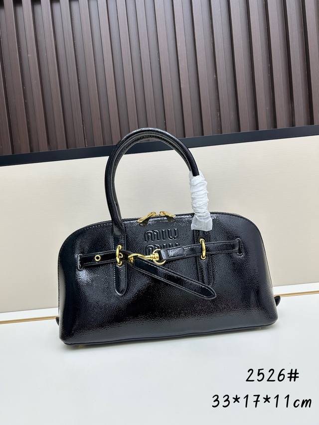 油蜡皮拎着我的Aventure贝壳包去炸街，一秒都不等！ 24秋冬贝壳包 年度爆炸款来啦 真心被夸爆 没有过分夸张的设计，有着时髦且个性的圆弧包型，形似贝壳，看