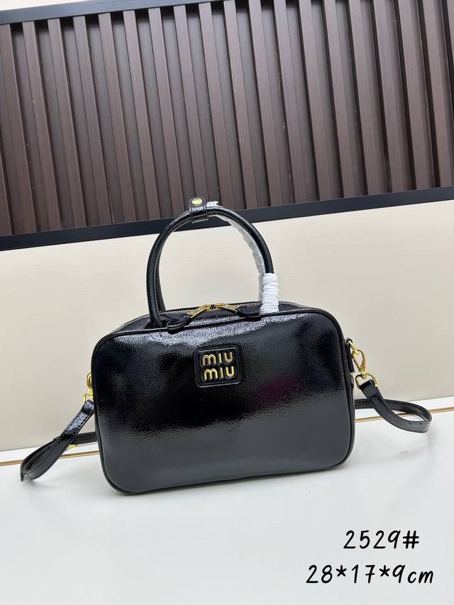 漆皮Miu公文包，当之无愧的Top热门选手！ 今年的Miumiu太火了 被Miumiu的保龄球包种草，专柜没有现货，官网也没有现货；官网连一些不怎么好看的款都没