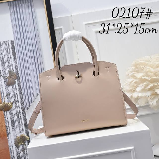 明星同款, 新款芙拉 Furla夏季爆款 很有大牌简约奢华的气质 多色可选。平纹配荔枝纹面料 原版五金Logo,以华丽高贵的外形成为当下最炙手可热之作。人手必备 明星同款, 新款芙拉 Furla夏季爆款 很有大牌简约奢华的气质 多色可选。平纹配荔枝纹面料 原版五金Logo,以华丽高贵的外形成为当下最炙手可热之作。人手必备