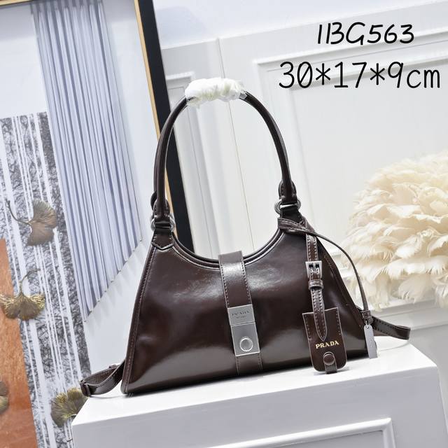 新品1Bg563春夏新款 这款走秀款采用进口油腊皮，顶级五金，前幅配有插扣锁开合，容量空间大，又可手提又可肩背，上身效果非常大气时尚，喜欢宝宝们，赶紧入手吧 长