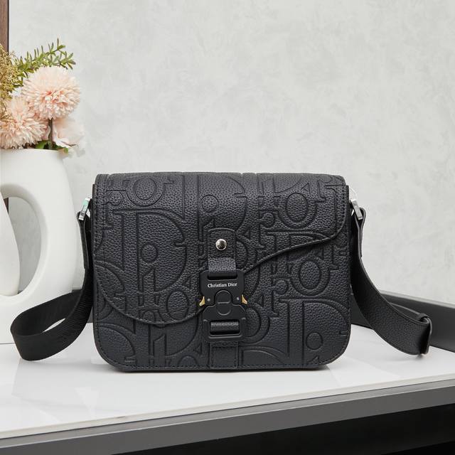 配盒子这风恰到好处 一场与时光的浪漫邂逅 清晨 窗外的雾气还未散去 背起 Dior Gravity 印花皮革马鞍信使包 走在上海街头与自己来一场约会