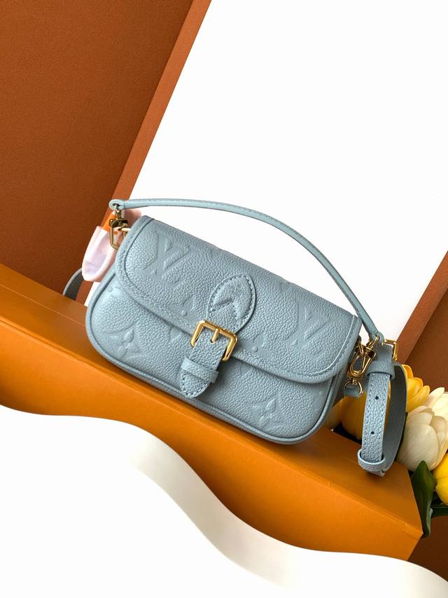 动态变码芯片 特级加强版 Nano Diane 手袋 型号： M83592 皮料： 是意大利A级皮料 五金： 采用进口A级全钢五金 包装： 全套原厂Mb包装 尺