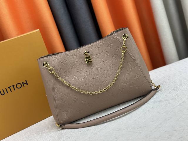 款号M14414 M14659 M14234 M本款 Anytime 中号手袋回溯诞生于 1988 年的典藏 Promenade 手袋，成就日常通勤和周末出游佳