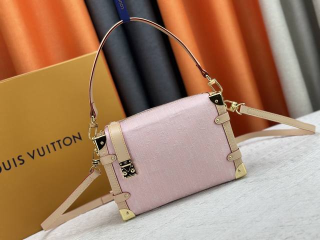 粉色 灰色丹宁牛仔 Side Trunk Pm手袋 M46358 形象感极强的软造型，棱角分明的强势感融合Box形状 经典Monogram老花演绎 在纷繁的包界
