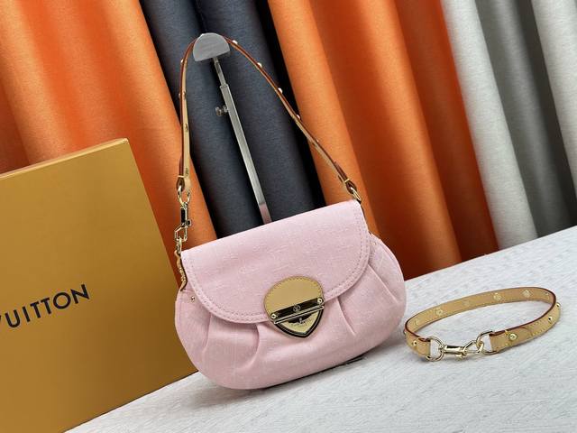 本款 Sunset 手袋依托精湛漂白工艺，令诞生于 2005 年的 Monogram Denim 图案回归新季视野。光滑皮革饰边和金属插扣点亮考究构型，可轻松收