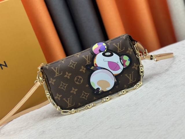 m13440 本款 Pochette Accessoires 手袋取材 Monogram 涂层帆布，为路易 威登X村上隆再版系列注入活泼个性。艺术家笔下色采缤纷