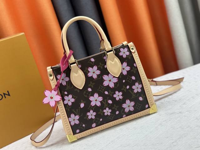 升级原版 M13079 樱花路易威登 X 村上隆再版系列以灵动笔触演绎 Onthego 中号手袋。缤纷 Monogram 帆布包身、牛皮革饰边和 Lv X Tm